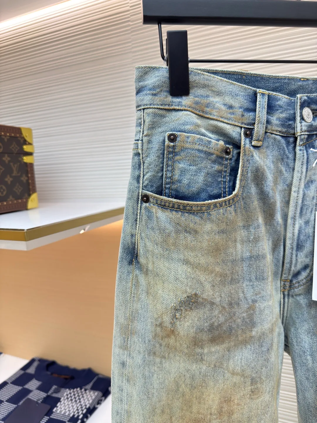Acne Studios dirty ripped jeans with splashes of ink ●Authentic product: Purchased and developed by 6789 ●Item number: 1680161-A75 ●Material: denim fabric ●Technology: distressed wash ●Version: Fitted version ●Weight: about 670 grams ●Size: 29-30-31-32-33-34 ●Description: Distressed ripped straight jeans, Juju heavy industry, retro distressed wash process, casual and versatile Easily wear a fashionable style. Handmade with many irregular holes to make the whole pair of pants more layered. It can be matched with the same style to create a fashionable look, and can be used in various occasions. Customized accessories, complete with three labels, the same style for men and women!